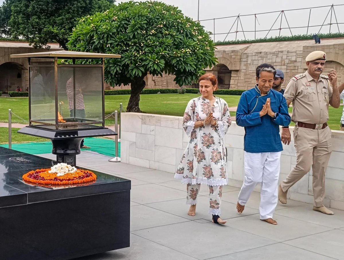 timesofindia's tweet photo. 'It does not end in darkness': Sonam Wangchuk visits Rajghat, congratulates youth on protest
More details 🔗 https://t.co/wqx3kFgs1v
Catch every update on the TOI App 👉 https://t.co/EYjxlU6MmF
#SonamWangchuk #MahatmaGandhi #Rajghat #HungerStrike #ClimateActivist #IndiaNews https://t.co/MCRVC67EQM