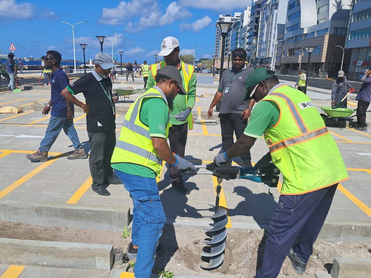 NevigeyShafeeu's tweet photo. 🌳 Remarkable greening & landscaping effort by @hdcmaldives!
The HDC Greening Department is helping to transform the newly developed stretch of Boduthakurufaanu Magu in Malé with fresh trees and careful landscaping. Great work!
#HDC #Maldives #GreenMale #BoduthakurufaanuMagu https://t.co/ulBn5tMjjT