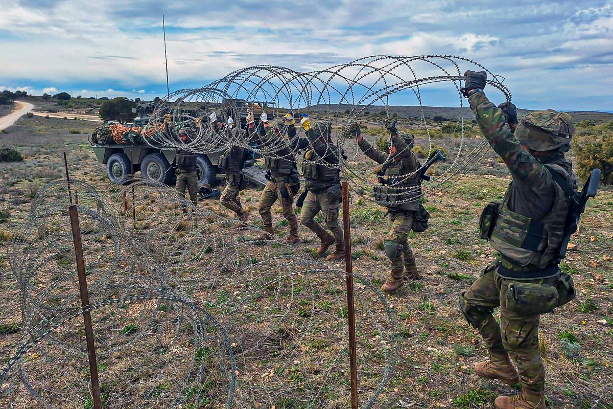 sermilitar_es's tweet photo. 📸🪖🛠️ Zapadores del Ejército de Tierra durante ejercicio defensivo. Su preparación técnica y capacidad de adaptación les permiten desarrollar su labor tanto en operaciones militares como en apoyo a la sociedad, como en los recientes incendios forestales en España.
#Zapadores https://t.co/MoGyi3uylO