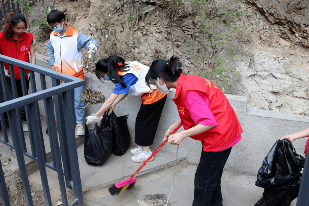 DarleneSwi61345's tweet photo. Join our campus volunteer club’s park cleanup this Saturday! Bring gloves u0026 positive vibes—let’s make our community greener together! https://t.co/EWsALOxhkd