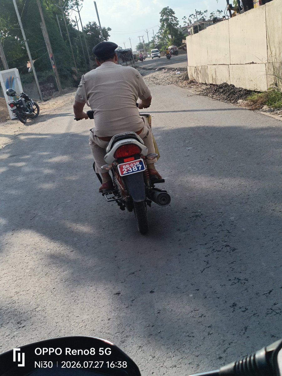 nitishkumar9572's tweet photo. महोदय, मैंने एक पुलिसकर्मी को मोटरसाइकिल चलाते हुए देखा, जो हेलमेट नहीं पहने हुए थे। घटना क��� फोटो मेरे पास उपलब्ध है। सभी नागरिकों की तरह पुलिसकर्मियों द्वारा भी यातायात नियमों का पालन किया जाना चाहिए। कृपया मामले की जांच कर आवश्यक कार्रवाई करने की कृपा करें
@PurneaSp https://t.co/CVGzEL4Pa4