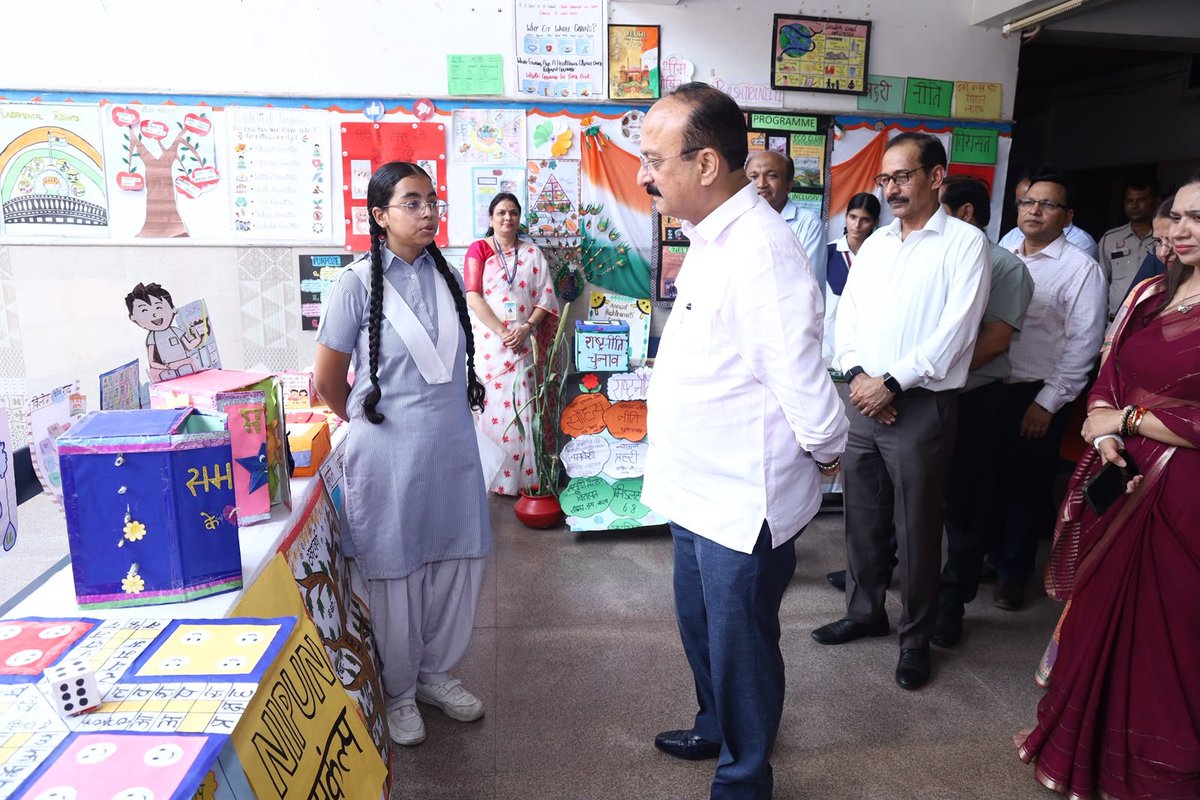 Dir_Education's tweet photo. Innovation thrives in Delhi’s classrooms! 

The District Innovation Council Competition under #NEEEV program @CMShriNanakpura celebrated the brilliant young minds today.

Hon’ble Edu Min Sh @ashishsood_bjp inspired students to innovate fearlessly, and solve real-world problems. https://t.co/Rcz6gFqmoQ