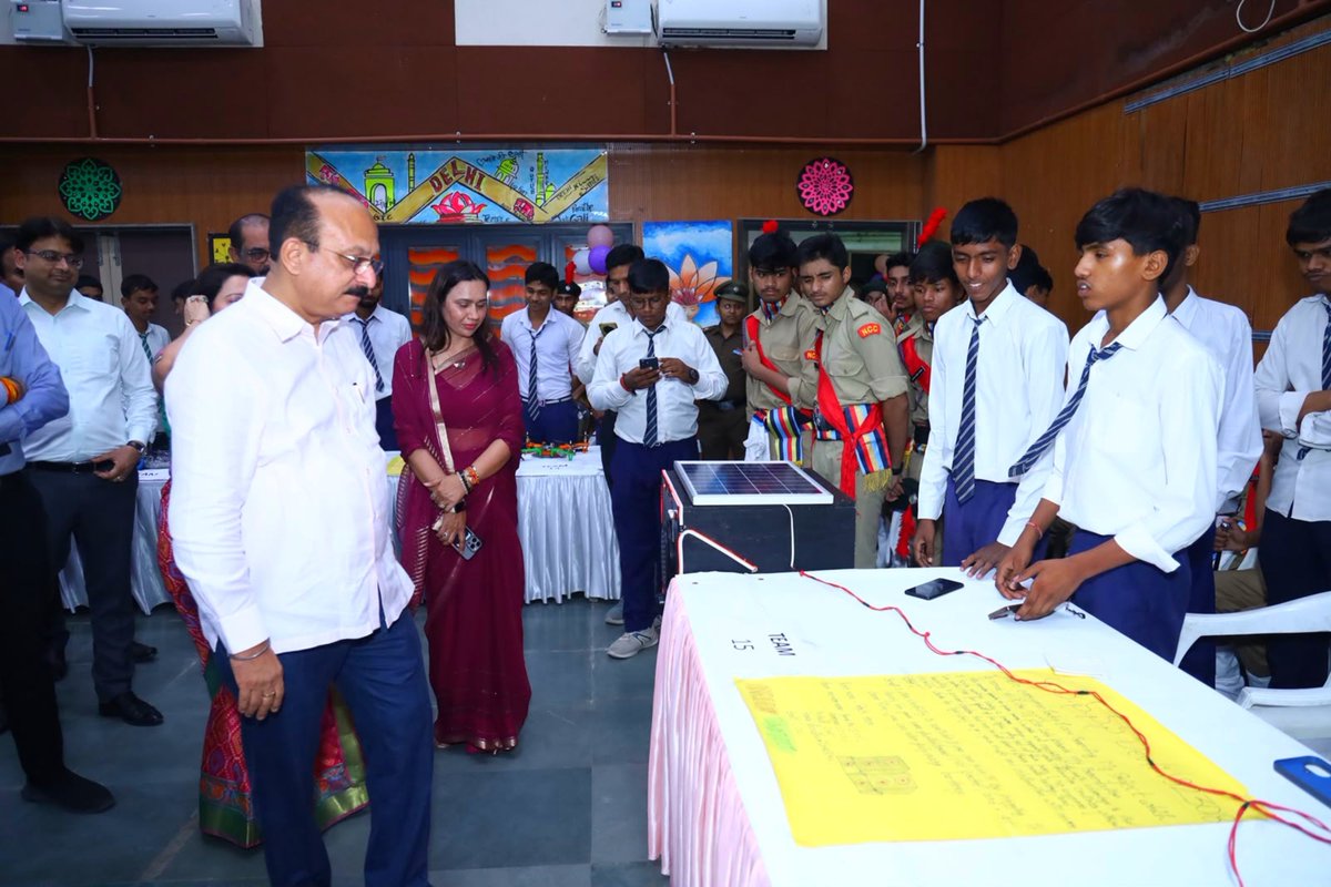 Dir_Education's tweet photo. Innovation thrives in Delhi’s classrooms! 

The District Innovation Council Competition under #NEEEV program @CMShriNanakpura celebrated the brilliant young minds today.

Hon’ble Edu Min Sh @ashishsood_bjp inspired students to innovate fearlessly, and solve real-world problems. https://t.co/Rcz6gFqmoQ