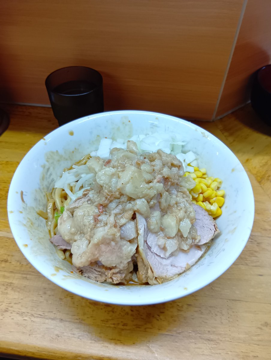 itaru20230410's tweet photo. 2026/07/22 立川二郎

過日分となります。
若い彼の限定営業日
味噌汁なし　野菜少なめ　アブラ　コーンたまねぎ

ピリ辛の味噌が麺と野菜に絡まり美味しかったです。
明日の限定営業は味噌汁なしに冷やしも追加されるようです。
楽しみ！ https://t.co/4Qml7ihIsK