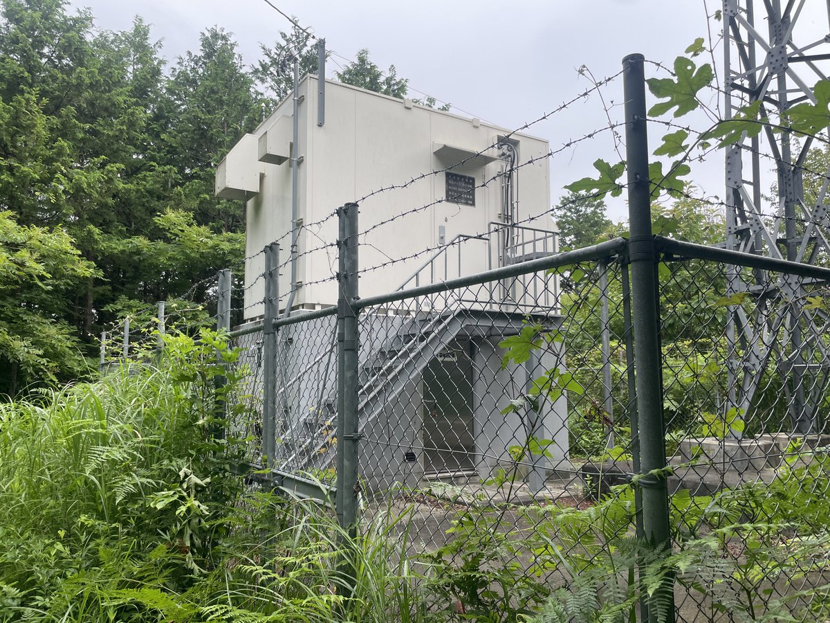 491net's tweet photo. 【送信所訪問】いわき窪田テレビ中継局(福島県・いわき市)

場所: 福島県いわき市勿来町字酒井犬飼（犬飼山）
出力: 3W(全局)

送信アンテナ: 2L双ループ2段2面(全局共用)
受信アンテナ: 3mφグリッドパラボラ(いわき局を放送波受信？・全局共用)

#送信所訪問 https://t.co/gTn8HavM3f