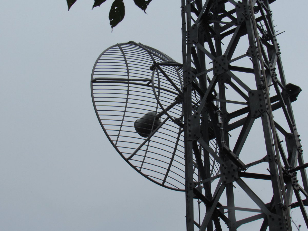 491net's tweet photo. 【送信所訪問】いわき窪田テレビ中継局(福島県・いわき市)

場所: 福島県いわき市勿来町字酒井犬飼（犬飼山）
出力: 3W(全局)

送信アンテナ: 2L双ループ2段2面(全局共用)
受信アンテナ: 3mφグリッドパラボラ(いわき局を放送波受信？・全局共用)

#送信所訪問 https://t.co/gTn8HavM3f