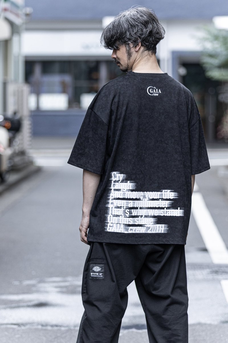 GaiaCrew's tweet photo. ［ #ガイアクルー 大事なお知らせ］ 
GAIA_crew×HELLCATPUNKSの“本気の一枚”販売。

タイダイブラックのXLコラボTシャツに、   GAIA_crew 20TH のロゴと英文メッセージを乗せた数量限定アイテムが登場！

アイテム詳細、予約はこちらから。

https://t.co/FaYPkfwHXy https://t.co/QJ5DoZNRYD
