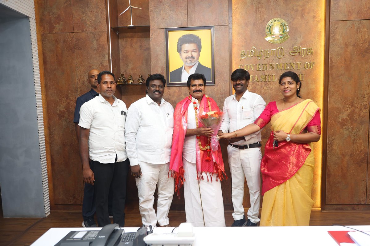 Indumat24446673's tweet photo. இன்று  அகவை நாள் காணும்  மாண்புமிகு முதலமைச்சர் சமூகநீதி காவலர் தளபதி அவர்களின் நம்பிக்கை நட்சத்திரம், கட்சியின் இணை பொது செயலாளர், சட்டம் மற்றும் மின்சாரத்துறை மாண்புமிகு அமைச்சர்  அண்ணன் C.T.R. நிர்மல் குமார் அவர்களை நேரில் சந்தித்து   பிறந்தநாள் வாழ்த்துக்களை தெரிவித்தோம்.... https://t.co/wWIAJNKyoW