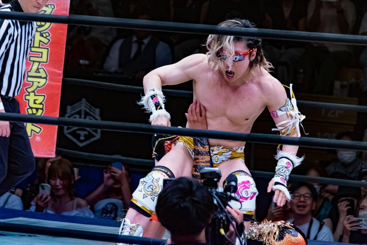 REDmgmgmg's tweet photo. 2026.7.26 後楽園ホール大会

直前まで互いに楽しくダンスバトルしてたのに🤣
気づいた時には後ろから…！笑

本人の「俺なんにもしてねぇぞ？(すっとぼけ)」感と
決着ついたあとの平田さんの「えっ…え？」感😂😂

#OMENZ  
#ddtpro
#平田一喜 選手
#隈取 団長 https://t.co/xrCAaI76JU