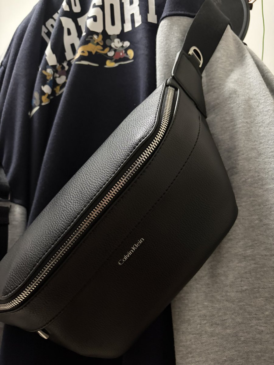 Riz_minority's tweet photo. 今日はお出かけ
トミカと子供用の靴を交換がてらくら寿司も行ってきたんだけど、鞄も欲しくて探し回ってたらCKのウェストポーチ良さそうなのあった。
でも高くて保留にしてたら嫁さんがしれっと買ってくれてた神すぎる😭 https://t.co/JuFS5KKnRo