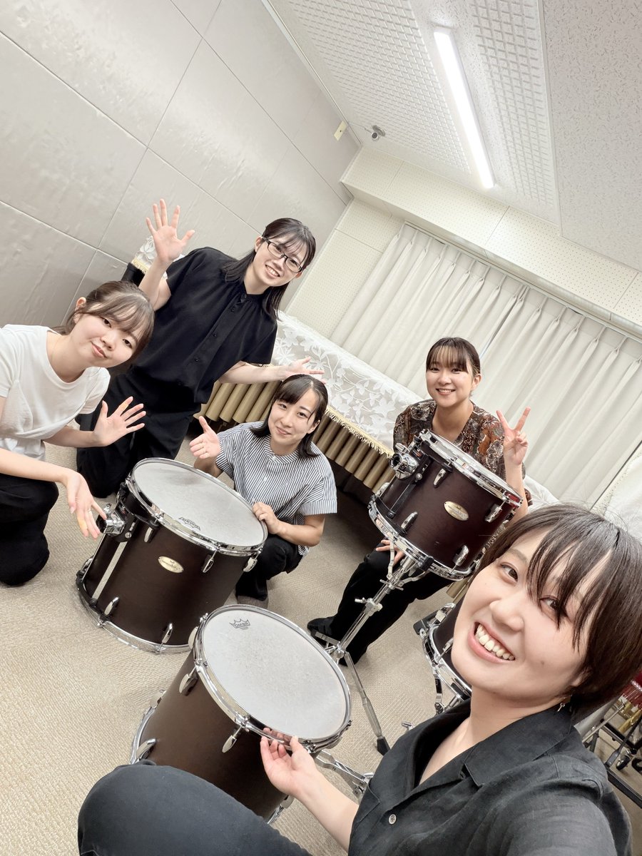 percusSHION's tweet photo. 自作の打楽器五重奏の演奏動画を撮影しました！
演奏してくださった4人の奏者の皆様と📷
ご協力ありがとうございました！
近々動画と楽譜を出せたら良いな〜と準備中です💪 https://t.co/sQFXFnLEoh