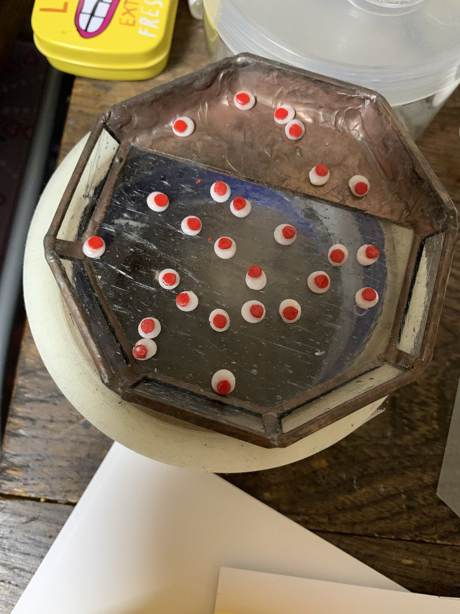 anim73's tweet photo. ニヒル牛の鳩舎に。1月の展示で作った白い鳩少し小さくしてキーホルダーなどにしてお納めします〜。 https://t.co/TJGr6oDELm