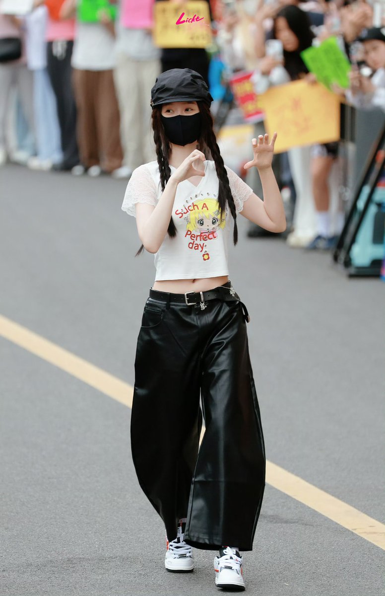 oftennonplussed's tweet photo. [2026.07.27]

Day 25 of Hengdian catwalk

#YuShuxin #虞书欣 #EstherYu

cr: Licht🧣

#NianXiangSi #LovelnTheShell #ChangShengGu https://t.co/8sL9JZgbZh