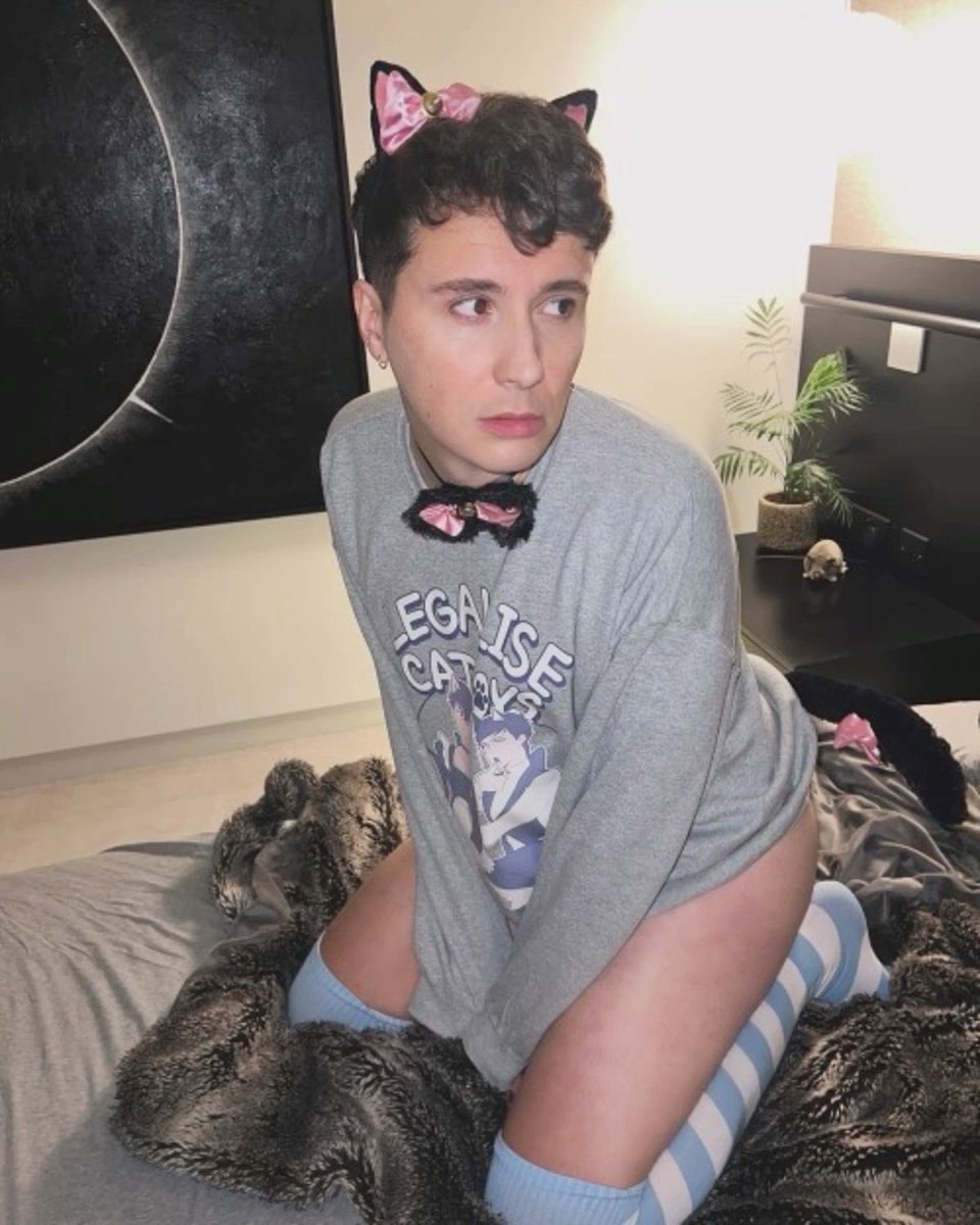 admirehowell's tweet photo. Dan Howell having extensive knowledge on pet play and saying he understands the appeal of why people enjoy it. Yup, that checks out https://t.co/NLmijxWYI4