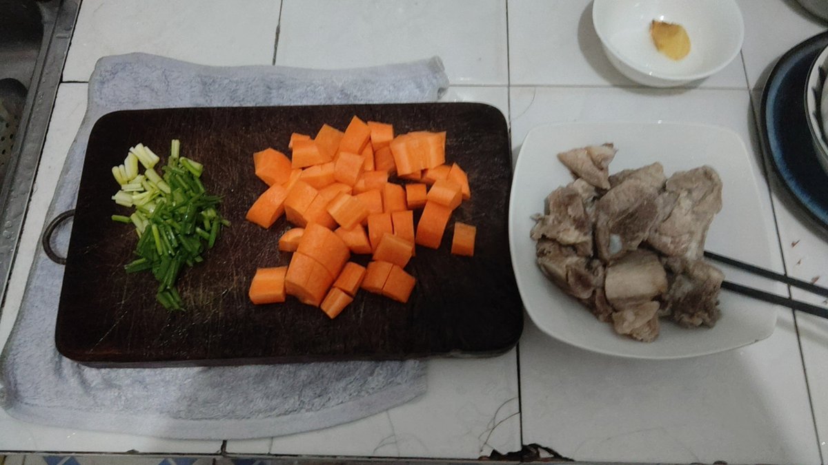 danyu128's tweet photo. 晚上做胡萝卜烧排骨，老香了，同志们。（食材：葱、胡萝卜切块，排骨用生姜和水煮沸） https://t.co/RnfAb9NQ0H