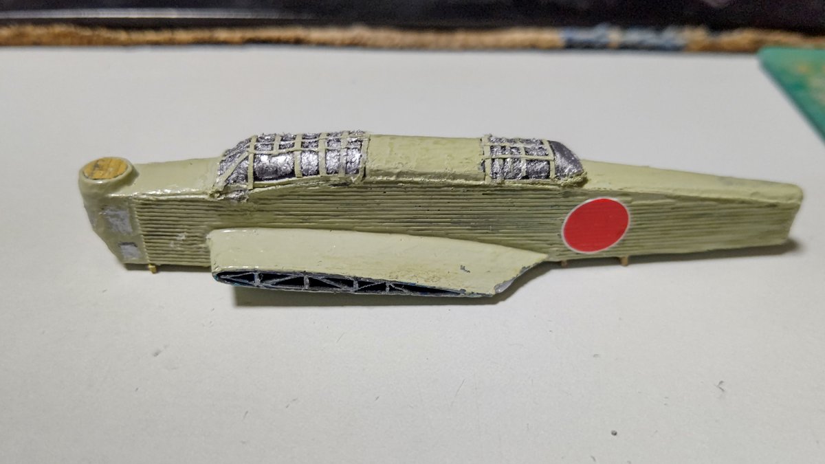 yamato_kakeru_'s tweet photo. テンイネ重工 @Dai217184 さんの 貨車積荷 #九三式重爆撃機 胴体
キット部分は完成しました
風防の枠配置調べ直したのでリテイク何度もやりましたよ😂
風防枠はコピー用紙にMrカラーの灰緑色を塗装して0.5mmと0.3mmの短冊に切り出して貼り付けるソリッドモデルの手法です

イメージは修理輸送にしましたが、尾輪付けるのはまだ思案中
デカールはアオシマ版の1/144 月光の主翼用を転用(ハセガワ版は今井のデカールそのままなので古いのです)
クラウンの1/144一式陸攻のは古いので毛細管現象が恐い…
胴体受台はサイズ感をもうちょっと合わせるので現状未装着です
受台までできれば角材は1mmボール紙の短冊で組めるのと、覆い布もパラフィン紙か半紙で作れます
#鉄道模型 #Nゲージ #航空機模型