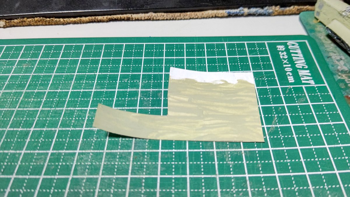 yamato_kakeru_'s tweet photo. テンイネ重工 @Dai217184 さんの 貨車積荷 #九三式重爆撃機 胴体
キット部分は完成しました
風防の枠配置調べ直したのでリテイク何度もやりましたよ😂
風防枠はコピー用紙にMrカラーの灰緑色を塗装して0.5mmと0.3mmの短冊に切り出して貼り付けるソリッドモデルの手法です

イメージは修理輸送にしましたが、尾輪付けるのはまだ思案中
デカールはアオシマ版の1/144 月光の主翼用を転用(ハセガワ版は今井のデカールそのままなので古いのです)
クラウンの1/144一式陸攻のは古いので毛細管現象が恐い…
胴体受台はサイズ感をもうちょっと合わせるので現状未装着です
受台までできれば角材は1mmボール紙の短冊で組めるのと、覆い布もパラフィン紙か半紙で作れます
#鉄道模型 #Nゲージ #航空機模型