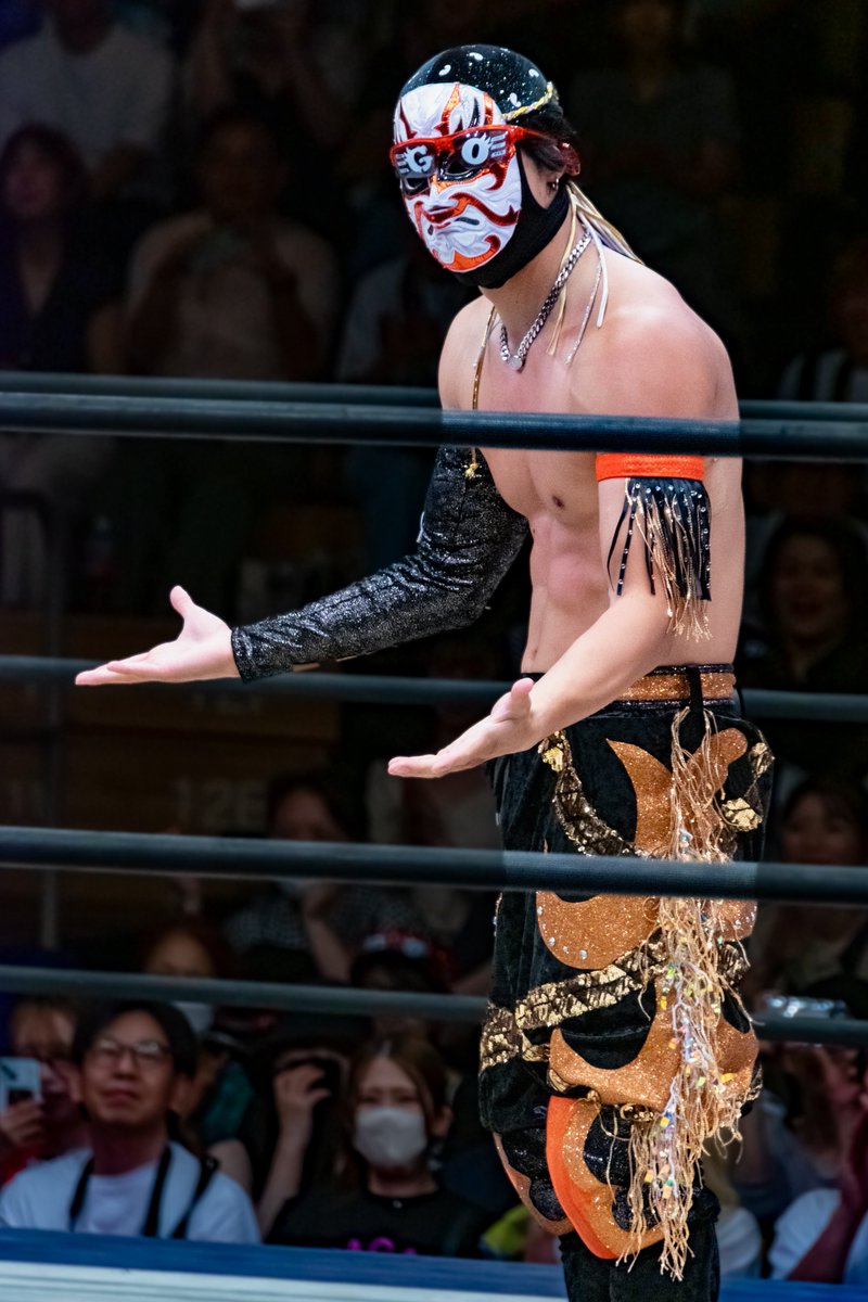 REDmgmgmg's tweet photo. 2026.7.26 後楽園ホール大会

直前まで互いに楽しくダンスバトルしてたのに🤣
気づいた時には後ろから…！笑

本人の「俺なんにもしてねぇぞ？(すっとぼけ)」感と
決着ついたあとの平田さんの「えっ…え？」感😂😂

#OMENZ  
#ddtpro
#平田一喜 選手
#隈取 団長 https://t.co/xrCAaI76JU