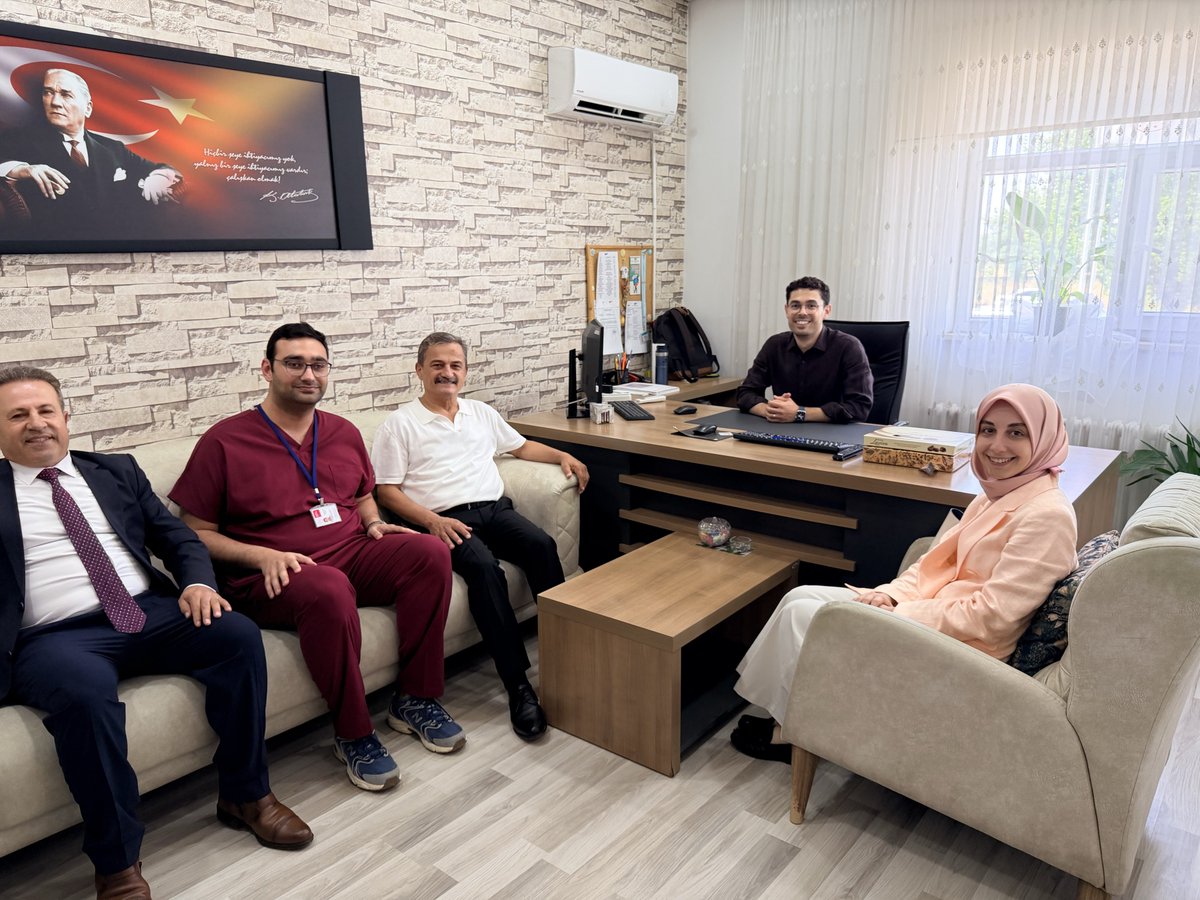 Mus_ism's tweet photo. 📍 Korkut Devlet Hastanemize Ziyaret

İl Sağlık Müdürümüz Dr. Erol Emre Ömür, Kamu Hastaneleri Başkanımız Uzm. Dr. Ayşe Rumeysa Doğruyol ile birlikte Korkut Devlet Hastanesini ziyaret etti.

Ziyaret kapsamında hastanede görev yapan sağlık çalışanlarıyla bir araya gelinerek sunulan sağlık hizmetleri ve yürütülen çalışmalar hakkında değerlendirmelerde bulunuldu.

İl Sağlık Müdürümüz Dr. Erol Emre Ömür ve Kamu Hastaneleri Başkanımız Uzm. Dr. Ayşe Rumeysa Doğruyol, hastanede tedavi gören vatandaşlarımızı da ziyaret ederek geçmiş olsun dileklerini iletti, vatandaşlarımızla sohbet ederek talep ve görüşlerini dinledi.

Sağlık hizmetlerinin kalitesinin artırılması ve vatandaşlarımızın ihtiyaçlarının yerinde değerlendirilmesi amacıyla sağlık tesislerimize yönelik ziyaretlerimiz devam etmektedir.

@sbkhgm