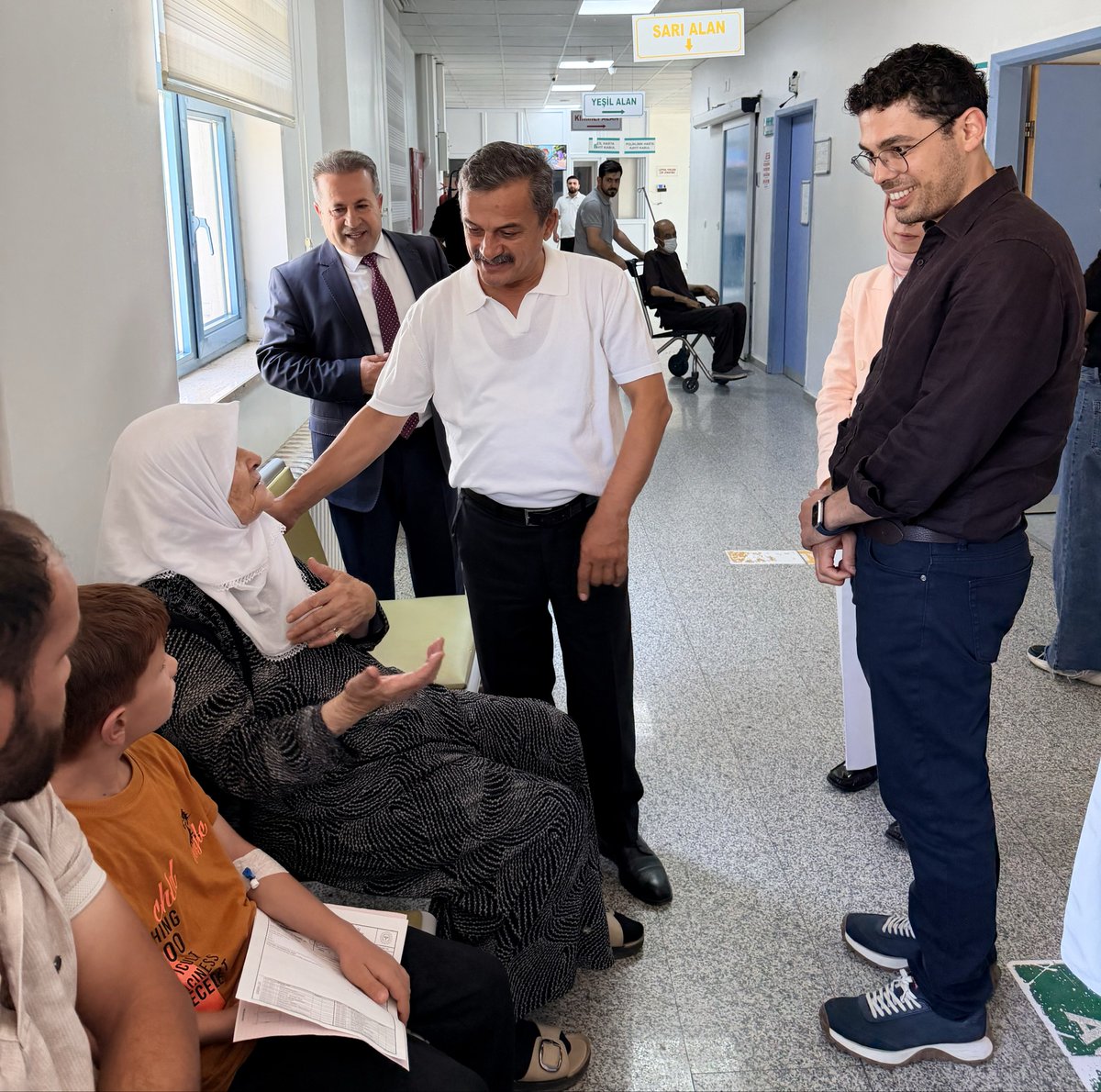 Mus_ism's tweet photo. 📍 Korkut Devlet Hastanemize Ziyaret

İl Sağlık Müdürümüz Dr. Erol Emre Ömür, Kamu Hastaneleri Başkanımız Uzm. Dr. Ayşe Rumeysa Doğruyol ile birlikte Korkut Devlet Hastanesini ziyaret etti.

Ziyaret kapsamında hastanede görev yapan sağlık çalışanlarıyla bir araya gelinerek sunulan sağlık hizmetleri ve yürütülen çalışmalar hakkında değerlendirmelerde bulunuldu.

İl Sağlık Müdürümüz Dr. Erol Emre Ömür ve Kamu Hastaneleri Başkanımız Uzm. Dr. Ayşe Rumeysa Doğruyol, hastanede tedavi gören vatandaşlarımızı da ziyaret ederek geçmiş olsun dileklerini iletti, vatandaşlarımızla sohbet ederek talep ve görüşlerini dinledi.

Sağlık hizmetlerinin kalitesinin artırılması ve vatandaşlarımızın ihtiyaçlarının yerinde değerlendirilmesi amacıyla sağlık tesislerimize yönelik ziyaretlerimiz devam etmektedir.

@sbkhgm