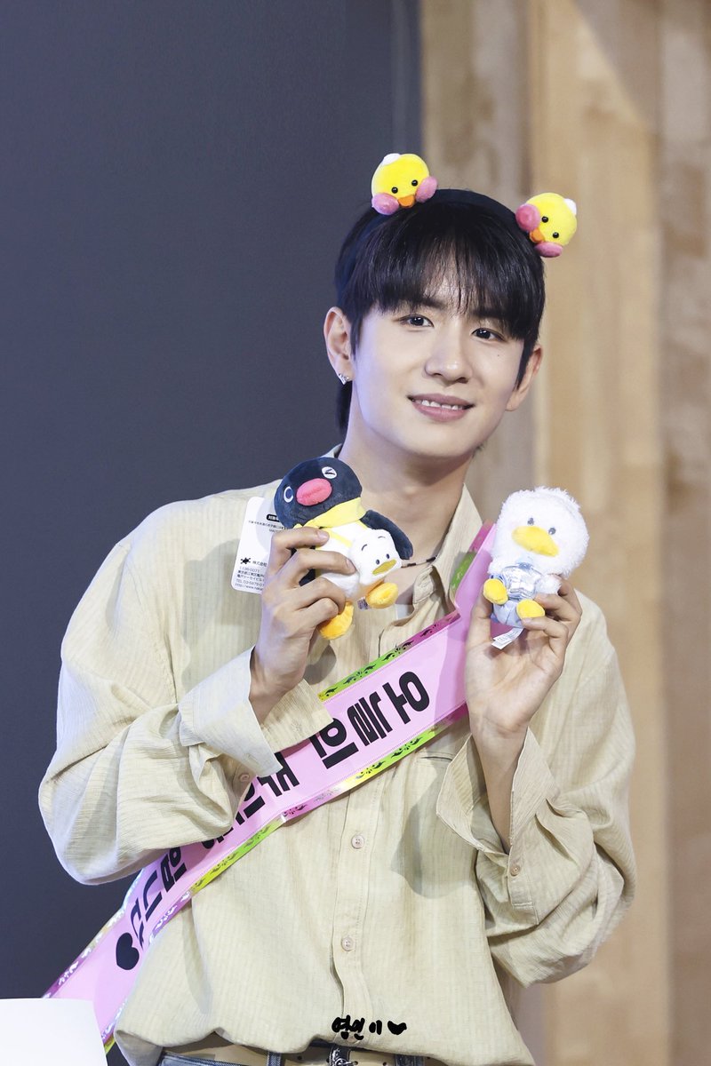 bf201105266_0's tweet photo. 260725 인마이룸 팬싸

🐤🐣🐥팬싸장에 나타난 노란 병아리🐥🐣🐤

#보이프렌드 #BOYFRIEND #민우 https://t.co/fKjX3W5vQL