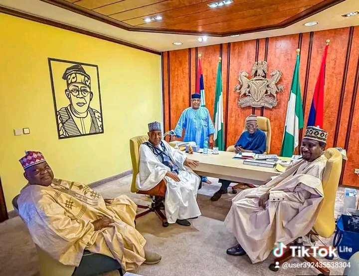 AnasAbdulrouf's tweet photo. A FADA ACIKA SAI BOLA AHMAD TUNUBU 

*Tinubu Ya Gana da *Tawagar Shariff Mahmoud Danlarabawa, Ya Kuma Aike Shi Ziyara Wajen Jonathan* 
* 
Shugaban Ƙasa, Mai Girma Asiwaju Bola Ahmed Tinubu, ya gudanar da wata muhimmiyar ganawa da tawaga ƙarƙashin jagorancin Shariff Mahmoud Danlar https://t.co/jgFdlehHfs