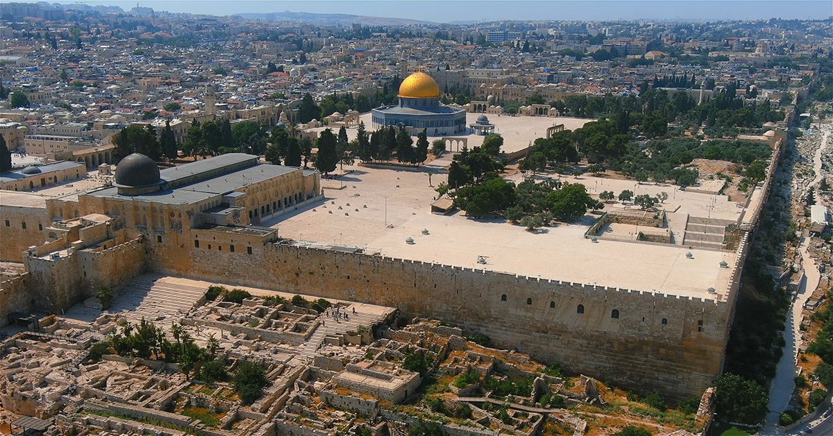 CptAllenHistory's tweet photo. The Temple Mount is the holiest site in Judaism.

Two Jewish Temples stood there for nearly a thousand years.

The Dome of the Rock was built on top of them.

That is colonization. https://t.co/jkpS4NEVsX