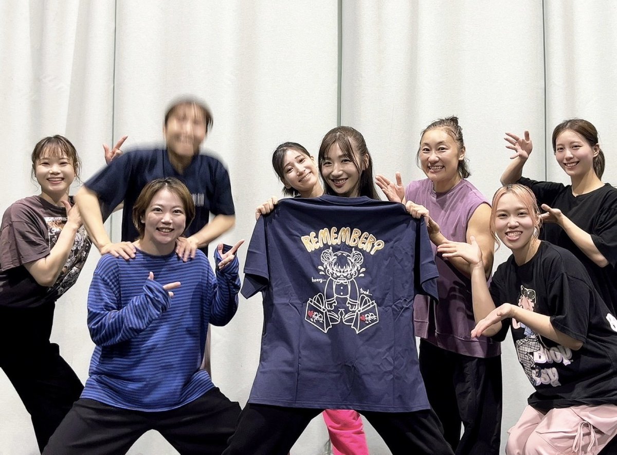 ranahouse's tweet photo. 本日７月２７日は
"あやみ"のお誕生日🎂イベントメンバーでお祝い！🎂

G-Rockets 夏はお誕生日ラッシュです！！

いつもニコニコポジティブで頑張り屋！
期待のホープです！

一年あやみに最高な幸せが訪れますように！☺️🙏⭐️

おめでとう🎈🎊

#鈴木彩海
#gロケ https://t.co/KkXerGlLFS