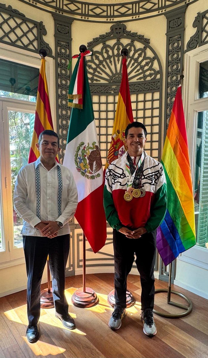 ConsulMexBCN's tweet photo. 2/ 🏳️‍🌈 Visibilidad LGBTQ+ en sede consular como #ZonaSegura
🤝 Vinculación con la comunidad mexicana LGBTQ+
🩺 Reunión con @GAISPOSITIUS Barcelona
🏊‍♂️Encuentro con el atleta Jesús Rodríguez Bustamante, representante de México en los @valenciagg2026. https://t.co/COlY8YH4pX