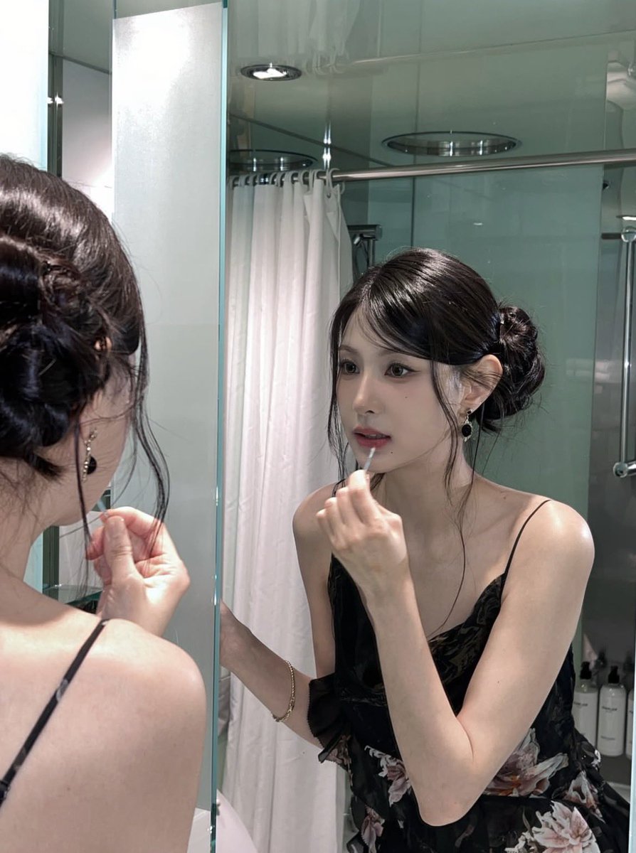 s_untist's tweet photo. หืมม ยัยน้องโอ ติดอันดับวิชวลได้ยังงง สวยมากกก30แล้ว ยิ่งสวยย วัยกำลังเบ่ง บานนน 💖✨ https://t.co/3Ml4FTN5Ly