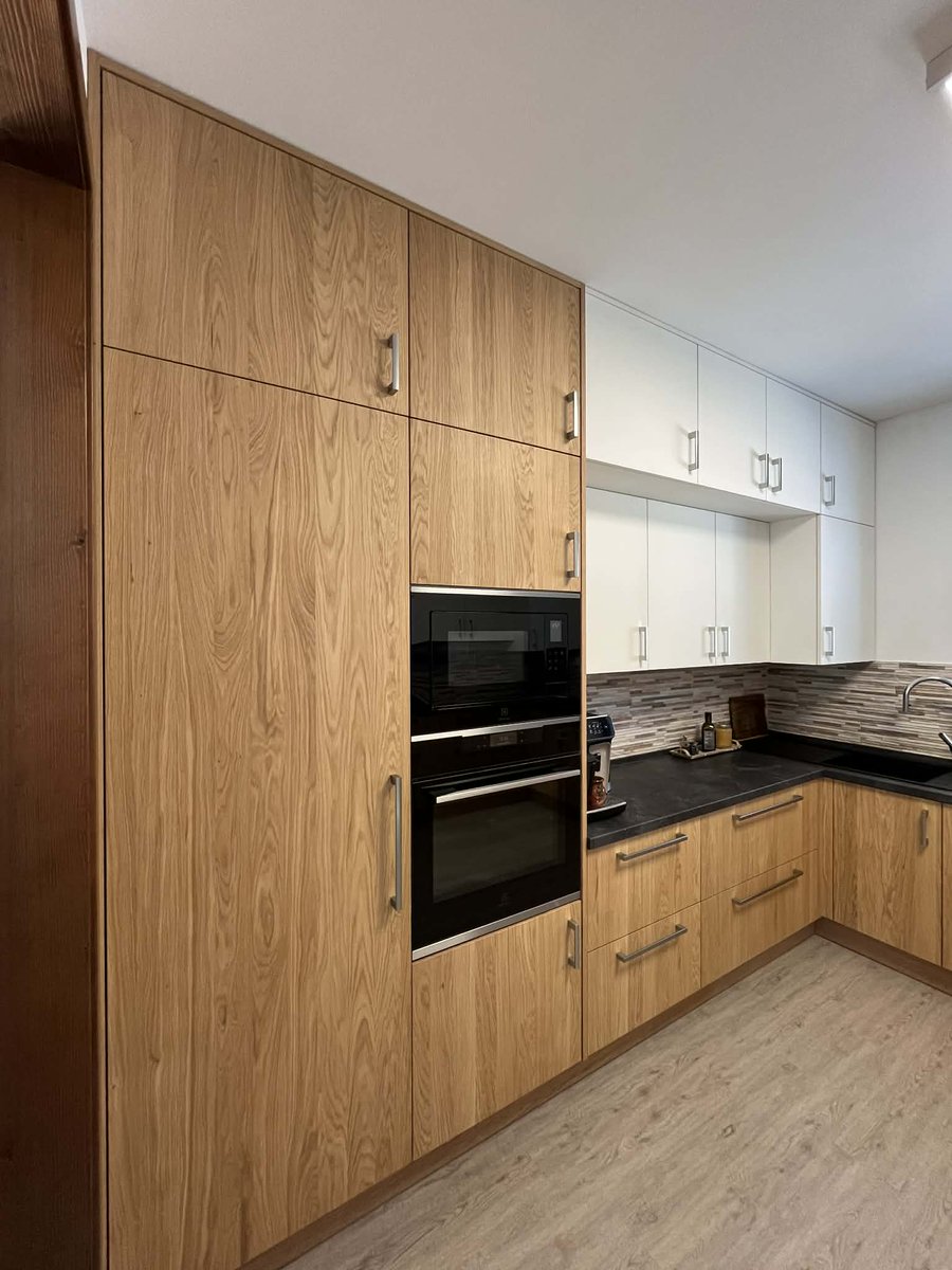 FurnexDesign's tweet photo. Když se spojí poctivý materiál a chytré detaily.✨

V této kuchyni jsme použili nevšední materiál na výrobu dvířek - dubové biodesky, které se vyznačují svou odolností a pocitem masivního přírodního dřeva.🌳

#bydleni #nabytek #kitchendesign #truhlarstvi #kuchynenamiru #interier https://t.co/wgla1rQkyD