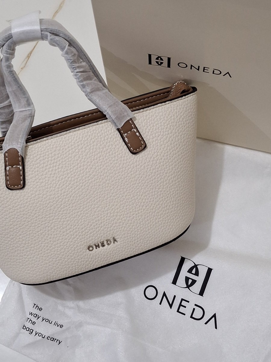tiararp_'s tweet photo. inget ga pas kemaren tasku copot?
meskipun ini tas kesayanganku tapi aku ikhlas kalo tasnya rusak, karna ini tas udah lama dan gaada niatan beli tas baru.

hari ini Allah gantiin, tanpa di duga rezekinya dititipin lewat bosku. pagi tadi bos nyuruh aku kerumahnya, aku pikir ada problem, tenyata beliau beliin aku oleh oleh "Tas". yang bikin aku ga nyangka sekaligus kagett, brand tas yang beliau kasih ini udah lama aku incer, bahkan masuk di keranjang shopeeku. 

YA ALLAHHH emang bener yaa kuncinya itu cuma ikhlas dan percayaa, kalo rezeki bakal datang disaat yang ga kita sangka bahkan di saat aku mintanya cuma bercanda (di replay twt). Ya Allahh terimakasiiihhhhh 😭🥹🫶🏻