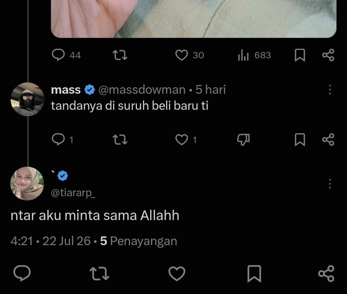 tiararp_'s tweet photo. inget ga pas kemaren tasku copot?
meskipun ini tas kesayanganku tapi aku ikhlas kalo tasnya rusak, karna ini tas udah lama dan gaada niatan beli tas baru.

hari ini Allah gantiin, tanpa di duga rezekinya dititipin lewat bosku. pagi tadi bos nyuruh aku kerumahnya, aku pikir ada problem, tenyata beliau beliin aku oleh oleh "Tas". yang bikin aku ga nyangka sekaligus kagett, brand tas yang beliau kasih ini udah lama aku incer, bahkan masuk di keranjang shopeeku. 

YA ALLAHHH emang bener yaa kuncinya itu cuma ikhlas dan percayaa, kalo rezeki bakal datang disaat yang ga kita sangka bahkan di saat aku mintanya cuma bercanda (di replay twt). Ya Allahh terimakasiiihhhhh 😭🥹🫶🏻