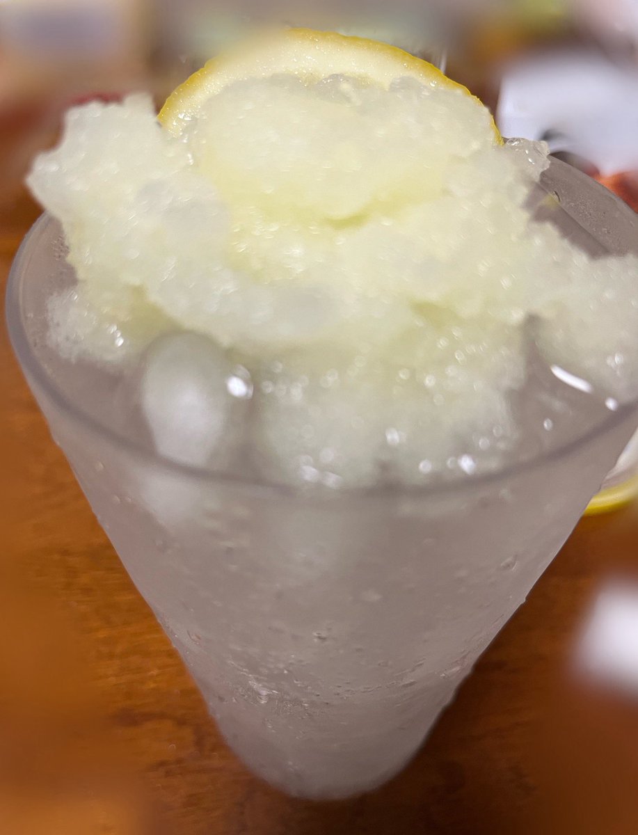 skysnow7_923's tweet photo. #フローズンダブルレモンサワー
近くのスーパーなかった〜😓
いつもレモン炭酸で業務用サワーの素で割るので
サクレ入れてみた🍋
いつもより美味しい✨️
今度あったら #FDLS するからね〜 https://t.co/nSlFidaOp6