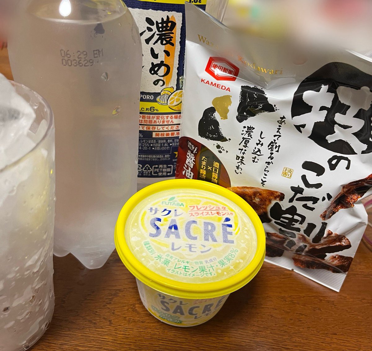 skysnow7_923's tweet photo. #フローズンダブルレモンサワー
近くのスーパーなかった〜😓
いつもレモン炭酸で業務用サワーの素で割るので
サクレ入れてみた🍋
いつもより美味しい✨️
今度あったら #FDLS するからね〜 https://t.co/nSlFidaOp6