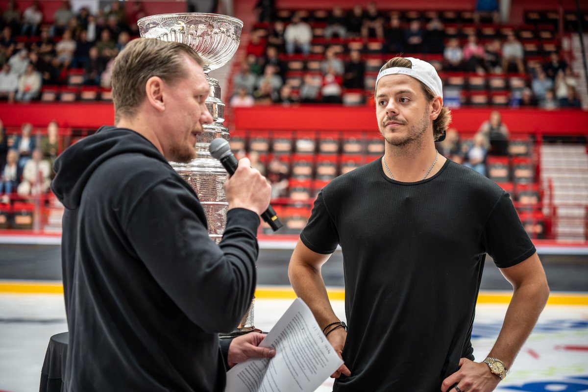 PorinAssat's tweet photo. Stanley Cup saapui Poriin yli 2000 ihmisen eteen! 🏆

Enersense Areenalla juhlistettiin tänään Jesperi Kotkaniemen Stanley Cup mestaruutta! Ohjelmassa oli Porin kaupungin ja Ässien muistamisten luovuttaminen sekä yhteiskuvatilaisuus pokaalin kanssa.

#Ässät #Liiga https://t.co/vS84HpIdh7