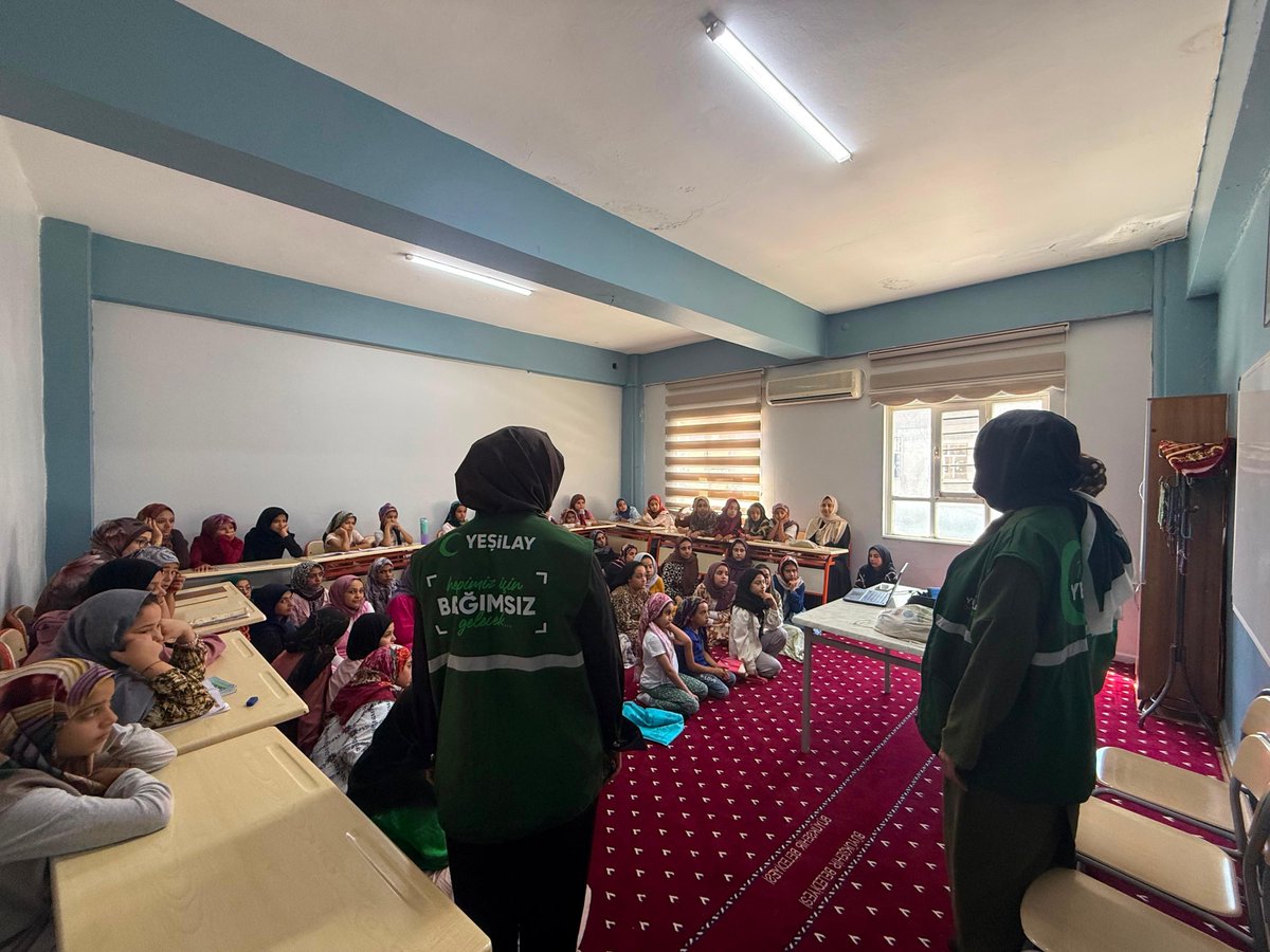 YesilayUrfa's tweet photo. Geleceğimiz olan çocuklarımızla bir aradayız 💚
Eyüp Peygamber Camii Yaz Kur'an Kursu’nda eğitim gören ilkokul ve ortaokul öğrencilerimizle buluştuk.
Çocuklarımıza Yeşilay’ı tanıtırken sağlıklı yaşam, bağımlılıklardan korunma ve iyi alışkanlıklar kazanma üzerine keyifli sohbetler gerçekleştirdik.
Bilinçli, sağlıklı ve mutlu nesillerin yetişmesine katkı sunmak adına yaz boyunca farklı Kur’an kurslarımızda miniklerimizle buluşmaya devam edeceğiz.
Sağlıklı yarınlar için hep birlikte🌱
@mehmetDinc1920 
@hasansildak