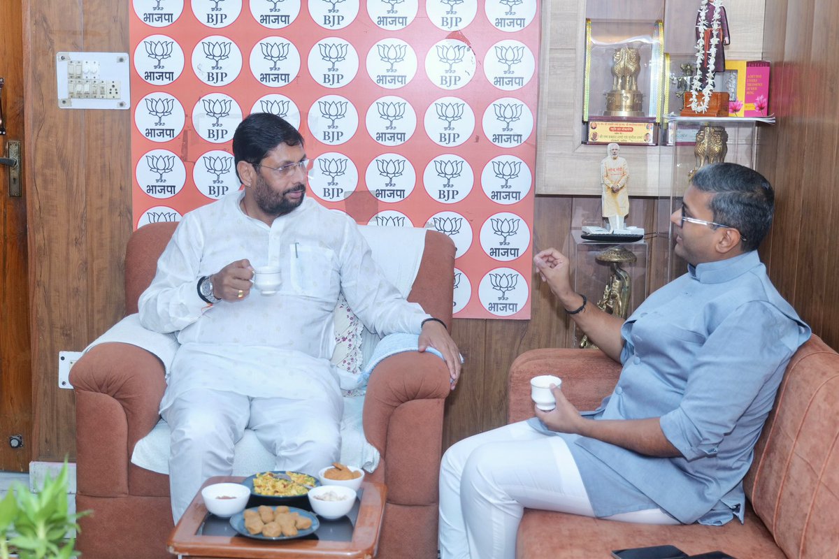 rajeshchbjp's tweet photo. आज मथुरा स्थित आवास पर अलीगढ़ के माननीय महापौर श्री प्रशांत सिंघल जी ने शिष्टाचार भेंट कर बधाई एवं शुभकामनाएँ दीं। उनके स्नेह एवं आत्मीय शुभकामनाओं के लिए हृदय से आभार। https://t.co/r0YWE0ldGN