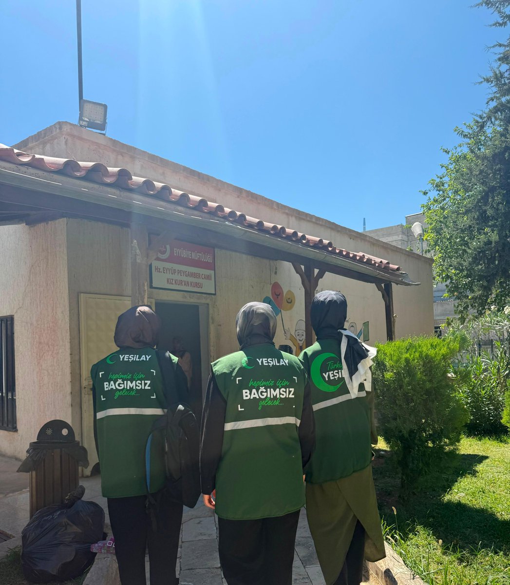 YesilayUrfa's tweet photo. Geleceğimiz olan çocuklarımızla bir aradayız 💚
Eyüp Peygamber Camii Yaz Kur'an Kursu’nda eğitim gören ilkokul ve ortaokul öğrencilerimizle buluştuk.
Çocuklarımıza Yeşilay’ı tanıtırken sağlıklı yaşam, bağımlılıklardan korunma ve iyi alışkanlıklar kazanma üzerine keyifli sohbetler gerçekleştirdik.
Bilinçli, sağlıklı ve mutlu nesillerin yetişmesine katkı sunmak adına yaz boyunca farklı Kur’an kurslarımızda miniklerimizle buluşmaya devam edeceğiz.
Sağlıklı yarınlar için hep birlikte🌱
@mehmetDinc1920 
@hasansildak