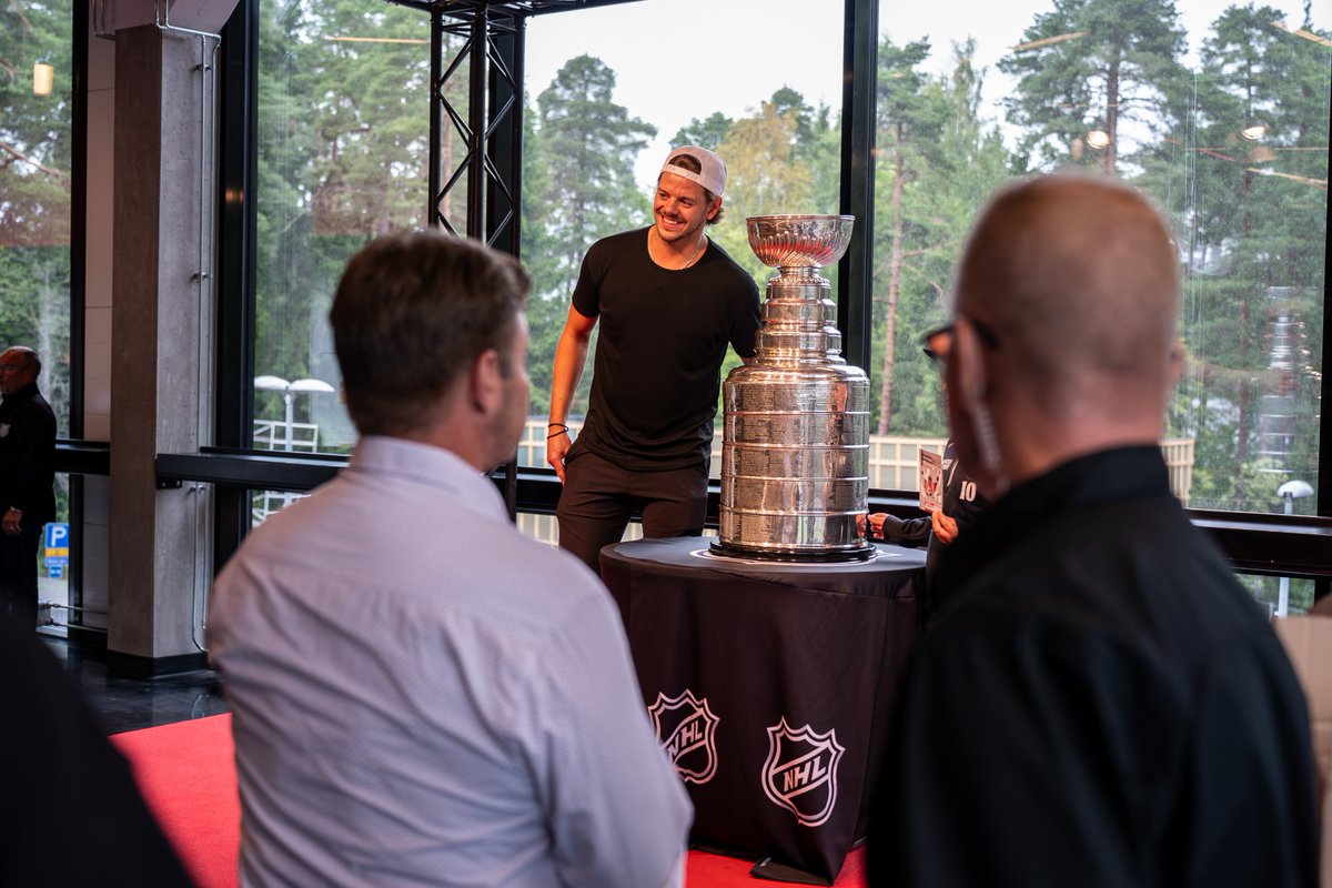 PorinAssat's tweet photo. Stanley Cup saapui Poriin yli 2000 ihmisen eteen! 🏆

Enersense Areenalla juhlistettiin tänään Jesperi Kotkaniemen Stanley Cup mestaruutta! Ohjelmassa oli Porin kaupungin ja Ässien muistamisten luovuttaminen sekä yhteiskuvatilaisuus pokaalin kanssa.

#Ässät #Liiga https://t.co/vS84HpIdh7