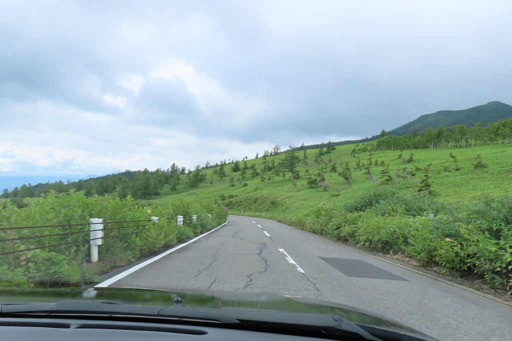 banz111's tweet photo. 平日休みを使って志賀草津道路、嬬恋パノラマラインへドライブしてきました。残念ながら霧の中でしたが、真夏でも15℃くらいの涼しさ。嬬恋も窓開けて走れるくらい涼しい気候でした。走りっぱなしだったけど眠気に勝てず仮眠ばかりだったのは夏の疲れか。＃AE111 https://t.co/311cPa1oih