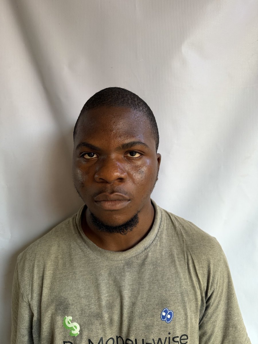 thekingsimi's tweet photo. A passport photograph I and my friend. Which is finer?
              A                                                  B https://t.co/m99JGRfBT0