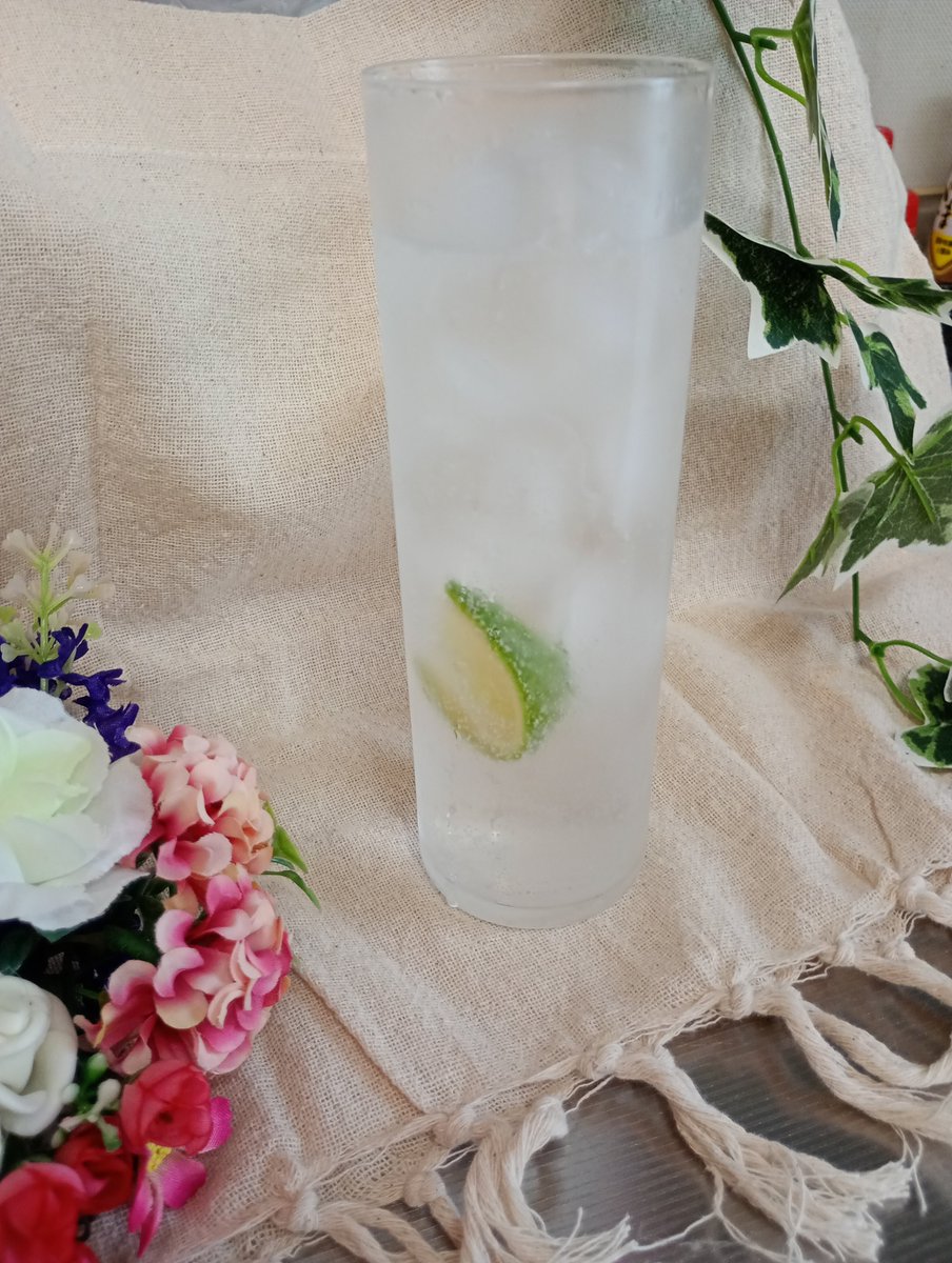 sab_hal_9's tweet photo. 今日はなんだかんだで全部で5杯。
どんどんショートカクテルばかりが残り、ちょっとぴんちです。（ショートは度が高いので控えおろうなんです） https://t.co/0u0i7KsNWJ