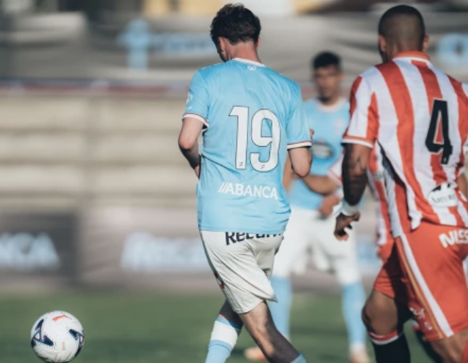 LaVitrina1923's tweet photo. Al margen del mercado, faltan ya pocos meses para que el Deportivo venga a jugar a Vigo a un estadio que lleva el nombre de su propietario y contra un Celta que lucirá en su camiseta el nombre del propietario de su eterno rival.

Una situación completamente humillante para el Celta por la que incomprensiblemente apenas se cuestiona al club cuando algún representante se pone delante de los micrófonos.