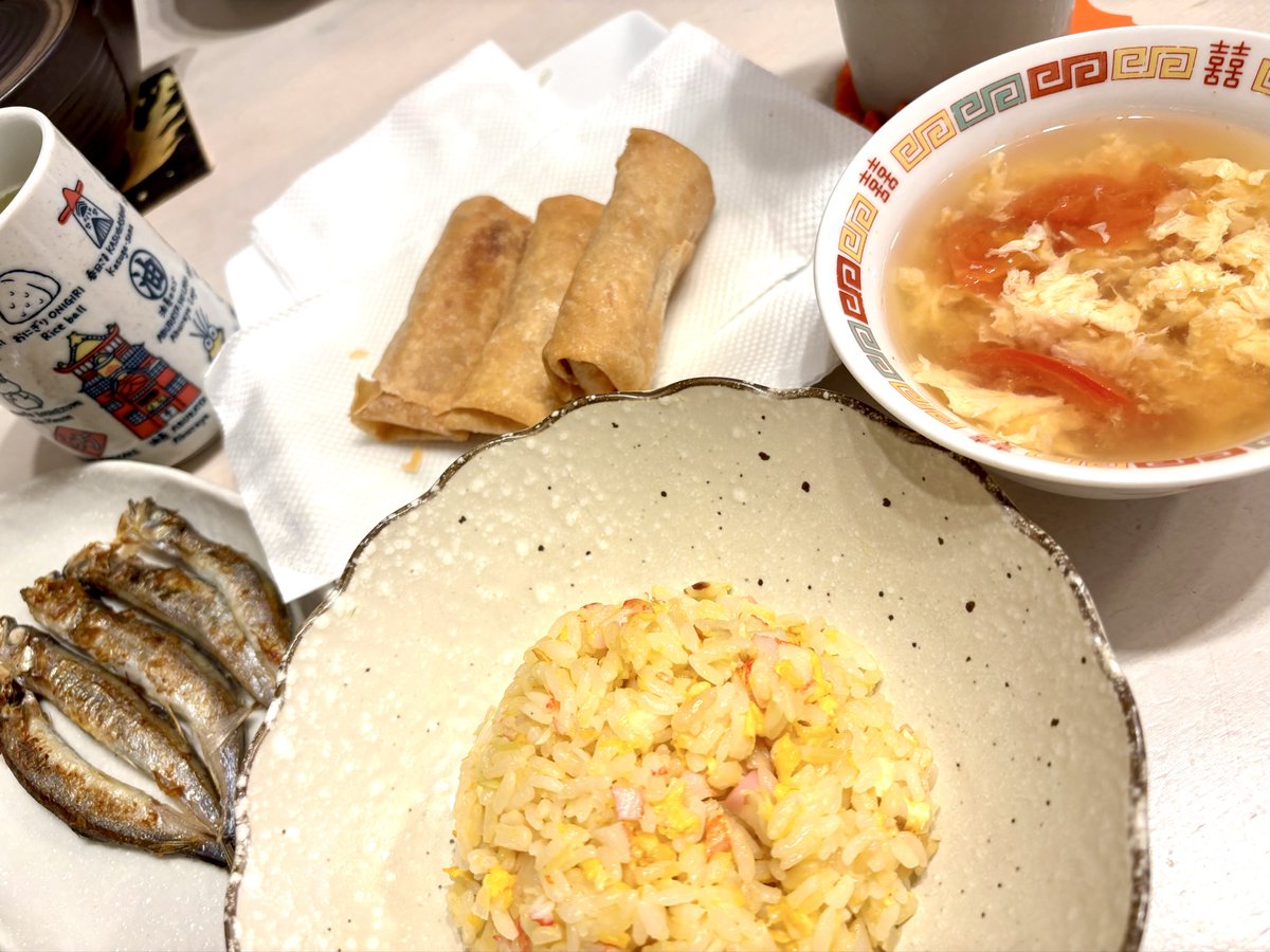 gomama212's tweet photo. 今日は40過ぎから定期的に行ってる歯科クリーニングの日でした〜

適当に作ったチャーハンがめちゃくちゃ美味しい #晩ごはん 
⚫︎ カニカマとかまぼこのチャーハン
⚫︎海鮮春巻き
⚫︎トマトと卵のスープ
⚫︎子持ちししゃも

緑がない😅
#夜ごはん #おうちごはん #献立日記 #家庭料理 https://t.co/XgGjx121NW