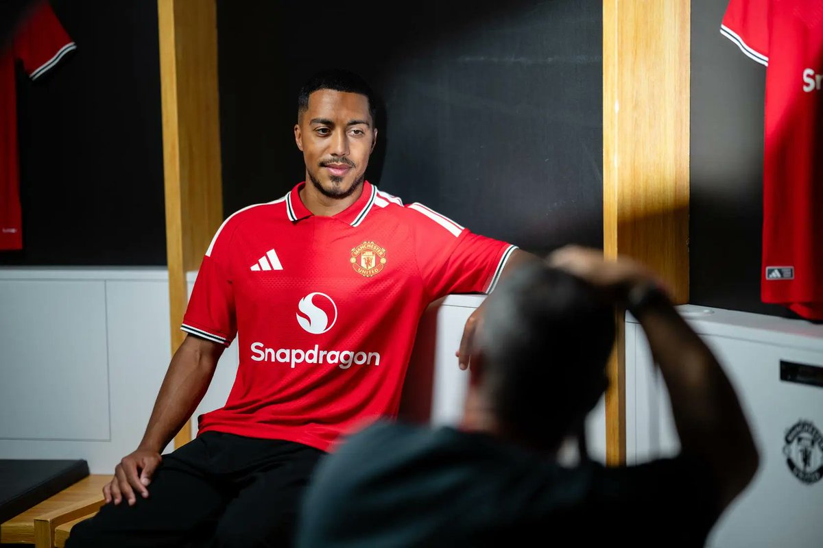 UtdForever7's tweet photo. 🚨Manchester United had THREE chances to sign Youri Tielemans before finally getting him this summer:

▪️2019 — Pogba stayed, so Tielemans joined Leicester not wanting to be a backup option.
▪️2022 — Ten Hag preferred a different midfield profile [Christian Eriksen & pushing for Frenkie de Jong]
▪️2023 — Ten Hag chose Mason Mount instead of getting Tielemans as free-agent.

And now, years later, he’s finally a Manchester United player at 29, and a profile that should fit seamlessly into the demands of his new club, Tielemans' signing is among the lowest-risk purchases in the summer window.

#MUFC [@TheAthleticFC TF via YT]