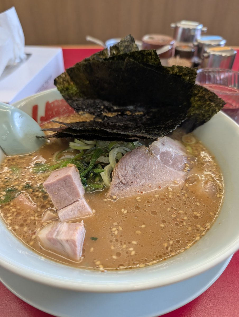 min25836's tweet photo. 今日の昼飯　らーめん　山岡家　味噌󠄀らーめん　コロチャーとのりトッピング　半ライス
夕飯　いもフライ　カツオの刺身　ビール　たこ焼き https://t.co/aGZsY64HB1