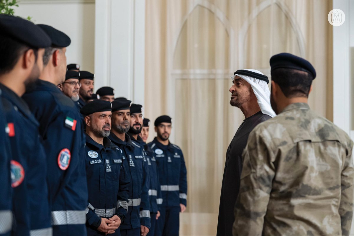 ADMediaOffice's tweet photo. رئيس الدولة يستقبل فريق الإمارات للبحث والإنقاذ التابع لهيئة أبوظبي للدفاع المدني، وسموّه يشيد بدور الفريق في ترسيخ مكانة دولة الإمارات العالمية في ميادين العمل الإنساني، وتعزيز رسالتها في مد يد العون والمساعدة لجميع المتضررين في مناطق الكوارث والأزمات. https://t.co/IenF6Rubcx