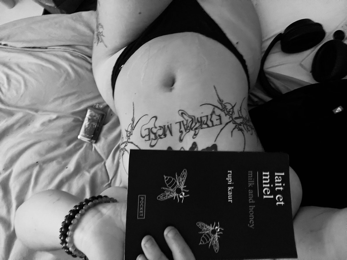 utopiesouspeau's tweet photo. Je fais même plus l’effort d’ouvrir le livre mais très bon livre cependant . https://t.co/fE122pK873