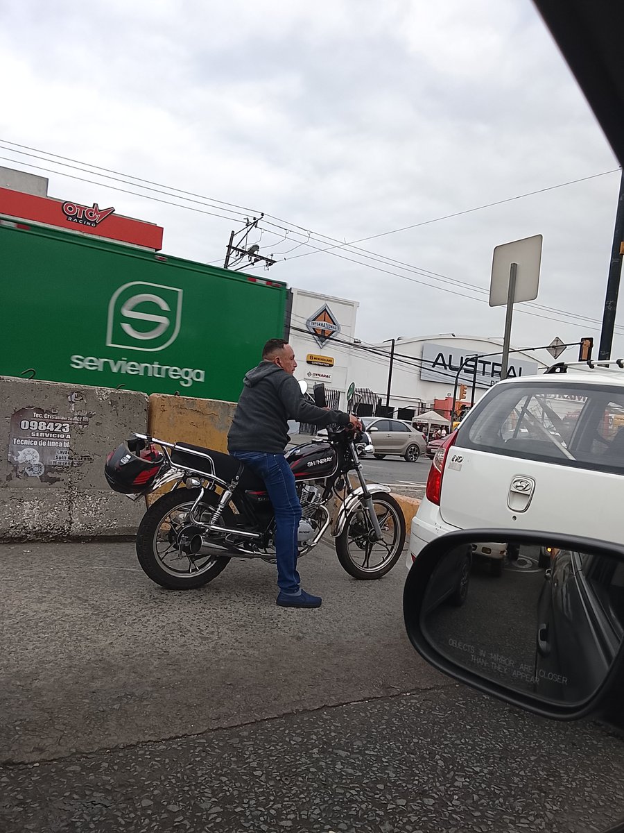 SubVives45562's tweet photo. @ATD_Duran @ATD_Duran 
Salvemos vidas ,muchos motociclistas andan circulando sin casco.sera posible emprender una campaña para que vean la importancia de ponerse el casco....EL CASCO SALVA VIDAS. https://t.co/JfWR9NXyMq